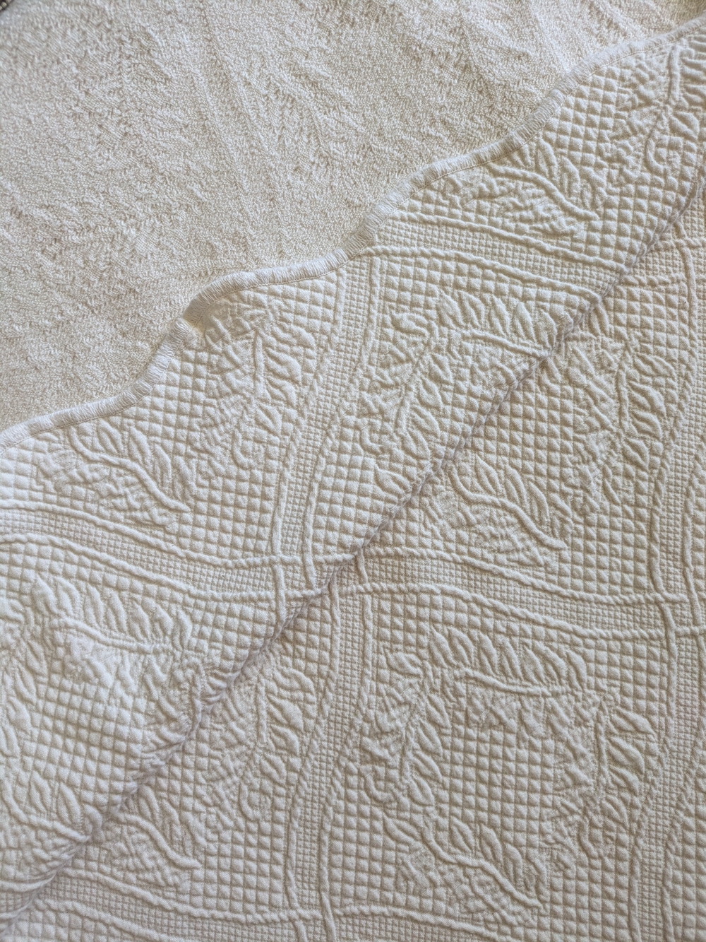 King 100% Cotton Scalloped Quilt